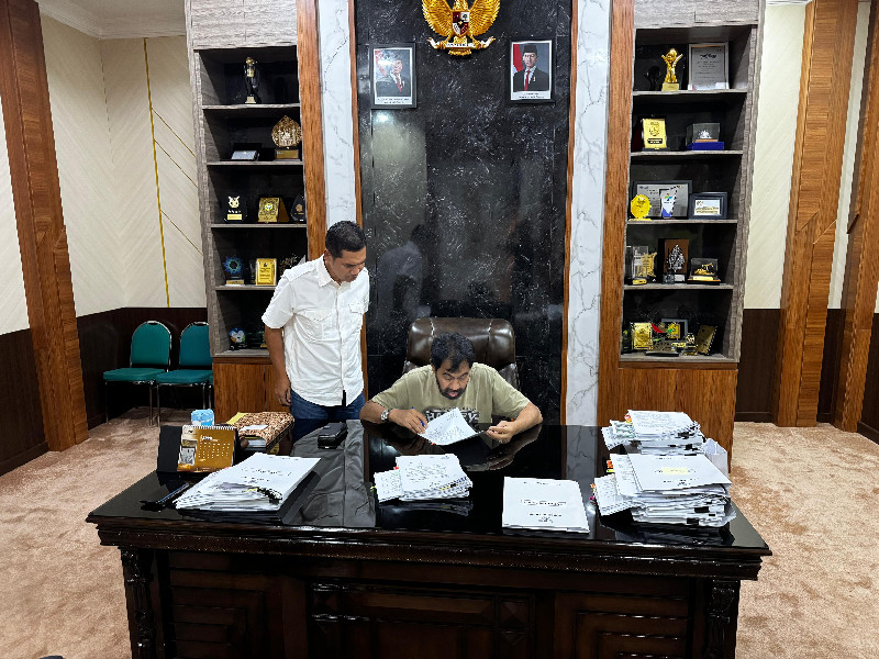Sepulang dari Medical Check-Up di Singapura, Mualem Langsung Aktif Bekerja