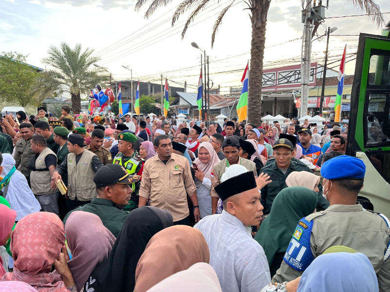 Kloter 11 sedang Mengudara, Lautan Manusia Iringi Keberangkatan Jemaah Aceh Besar
