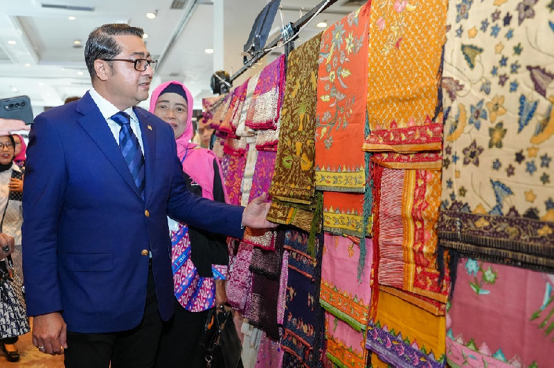 Tingkatkan Daya Saing, Menteri Ekraf Tekankan Inovasi UMKM Fesyen Muslim