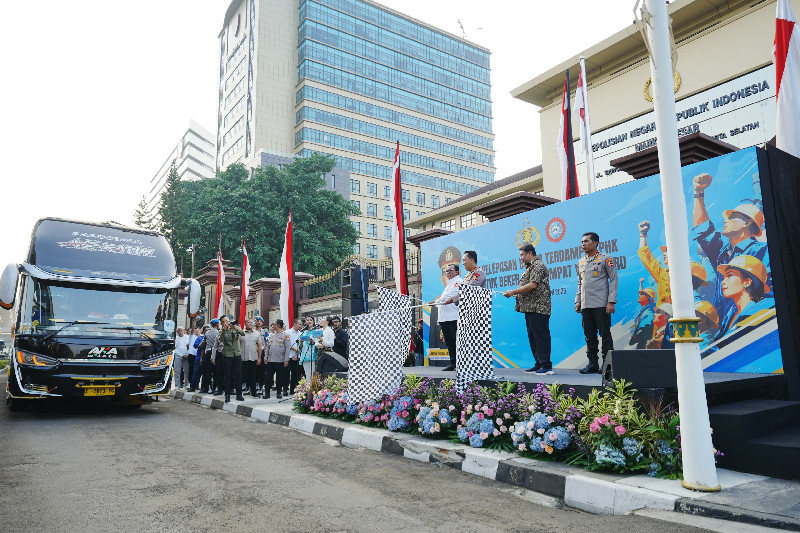 Kolaborasi Selesaikan Permasalahan Industrial, Kapolri Lepas 700 Buruh Terdampak PHK Kembali Bekerja