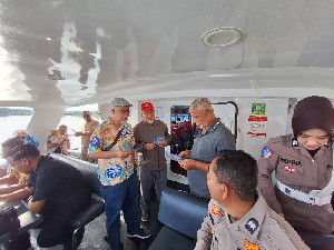 Polisi Sosialisasi Tertib Berlalu Lintas kepada Penumpang Kapal Express Bahari Sabang