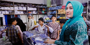 Senyum Siswa SD saat Bunda Ana Ajak Mereka Belanja Seragam Baru