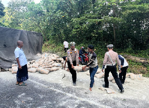 Truk Tronton Bermuatan Semen Terguling di Jalan Nasional Tapaktuan-Blangpidie