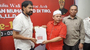 Mualem Serahkan SK Kepengurusan Baru, Aiyub Abbas Jabat Sekjen Partai Aceh