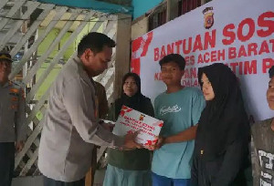 Polres Aceh Barat Bagikan Sembako untuk Penarik Becak dan Petugas Kebersihan