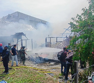 Damkar Banda Aceh Kerahkan 7 Unit Armada ke Lokasi Kebakaran di Ateuk Pahlawan