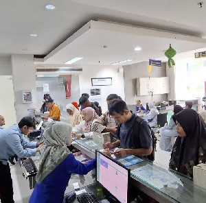 Jelang Penerimaan Siswa Baru, Warga Padati Disdukcapil Banda Aceh untuk Cek NIK