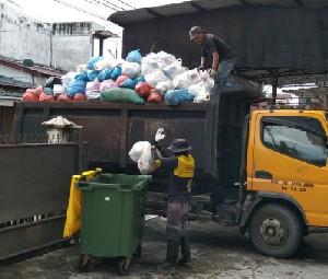 Hari Pertama Kerja Pascalibur, DLHK Aceh Barat Angkut 113 Ton Sampah