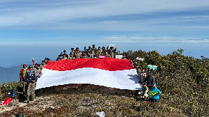 Tim Ekspedisi Hari Bhayangkara Bentangkan Bendera Merah Putih di Puncak Gunung Leuser