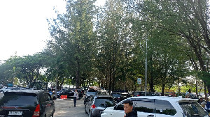 Arus Penumpang Meningkat, UPTD Pelabuhan Ulee Lheu Himbau Pemilik Mobil Parkir Secara Tertib