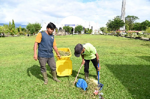 DLH Aceh Besar Bersihkan Lingkungan Masjid Al-Munawwarah Kota Jantho