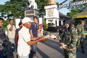 Jum’at berkah, Kodam Iskandar Muda Bagikan 183 Paket Makan Gratis