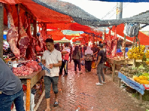 Meugang Idul Adha, Warga Aceh Besar Padati Pasar Pagi Keutapang Dua