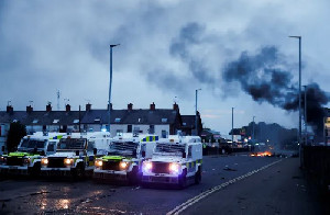 Kerusuhan di Irlandia Utara: Perusuh Serang Polisi dan Bakar Rumah