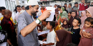 Mualem Santuni 3.000 Anak Yatim di Aceh Barat, Nagan Raya, dan Abdya