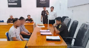 Pelajar hingga Karyawan Diciduk! 8 Tersangka Sabu Diserahkan ke Kejari Aceh Barat