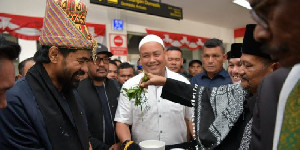 Empat Pulau Kembali ke Aceh, Mualem Disambut Meriah Setibanya di Bandara SIM