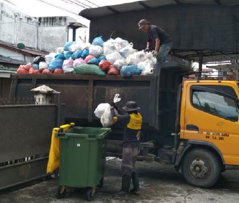Hari Pertama Kerja Pascalibur, DLHK Aceh Barat Angkut 113 Ton Sampah