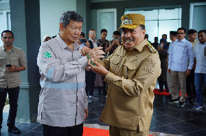 Bupati Nagan Raya Perkenalkan Produk UMKM Giok Asli kepada Hashim Djojohadikusumo