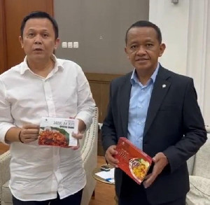 Andi HS Pererat Silaturahmi, Bawakan Mie Aceh ke Ketua Umum Golkar Bahlil Lahadalia