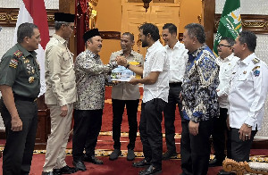 Gubernur Aceh Serahkan Dokumen Terowongan Geurutee ke Bappenas