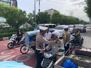 Polantas Polresta Banda Aceh Bagikan Puluhan Helm Bagi Pengendara Motor