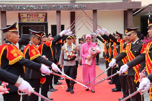 Pedang Pora dan Tari Guel Warnai Lepas Sambut Kapolres Aceh Tengah