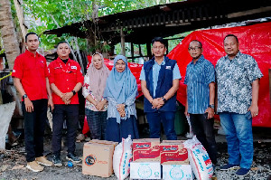 PMI Banda Aceh Salurkan Bantuan Masa Panik Untuk Korban Kebakaran Pesantren Darul Ulum
