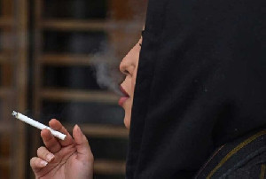 Fenomena Perempuan Merokok di Ruang Publik, Aceh Institute: Penegakan Qanun KTR Tanpa Bias Gender