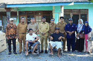Pemkab Nagan Raya Serahkan Bantuan Kursi Roda kepada Warga Kurang Mampu