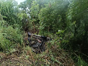 Laka Lantas Tunggal di Sungai Mas, Minibus Pengangkut Paket Terjun ke Jurang