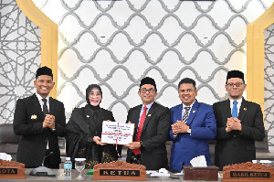 Walikota Serahkan Raqan Perubahan Tentang Pajak dan Retribusi Daerah Kepada DPRK Banda Aceh