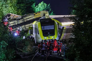 Kereta Api Tergelincir di Jerman, Tiga Orang Tewas dan Puluhan Lainnya Terluka