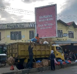 Sampah Menumpuk Sembarangan di Ulee Kareng, Warga Minta Pemko Sediakan Truk Sampah