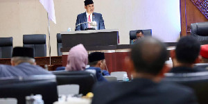 Plt Sekda Sampaikan Raqan RPJMA 2025-2029 di Rapat Paripurna DPRA