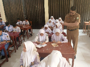 Kadisdik Aceh Tinjau Pelaksanaan MPLS dan Pretest di SMAN 1 Peukan Bada