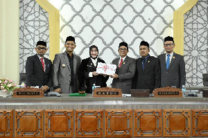 Walikota Illiza Serahkan Dokumen Raqan RPJM Banda Aceh Kepada DPRK