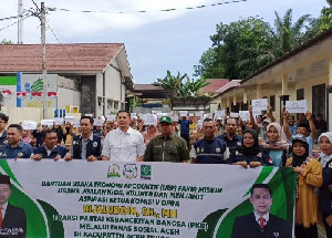 Ketua Komisi V DPRA Salurkan Bantuan UEP kepada 68 Warga Miskin di Agara