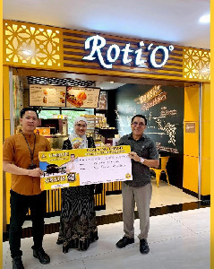 Akademisi USK Rustam Effendi Raih Hadiah Umrah Dari Roti 'O'
