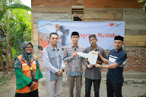 Kepala BMK Aceh Besar Serahkan Kunci Rumah Layak Huni Bantuan Rumah Zakat Aceh