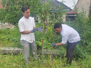 DLHK3 Banda Aceh Pasang Tiang Alat Ukur Udara Passive Sampler