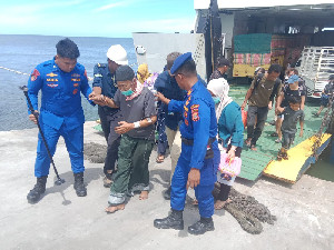 Aksi Humanis Satpolairud di Pelabuhan Singkil