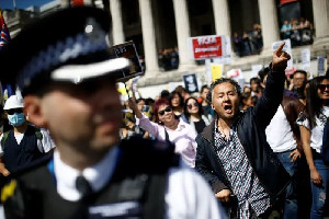 Inggris Kecam Hong Kong atas Imbalan Uang untuk Tangkap Aktivis di Luar Negeri