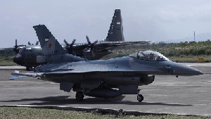 Langit Aceh Diwarnai Manuver Pesawat Tempur F-16