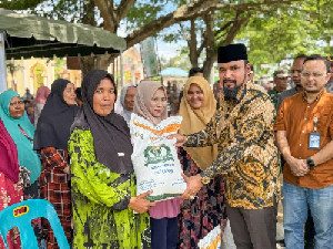 Bupati Al-Farlaky Launching Bantuan Pangan Beras, 43.481 KK Terima Jatah 20 Kg