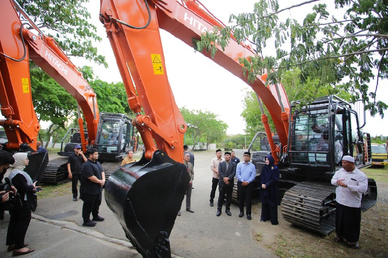 Dua Ekskavator Senilai Rp3,8 Miliar Diserahkan Wali Kota Banda Aceh untuk DLHK3