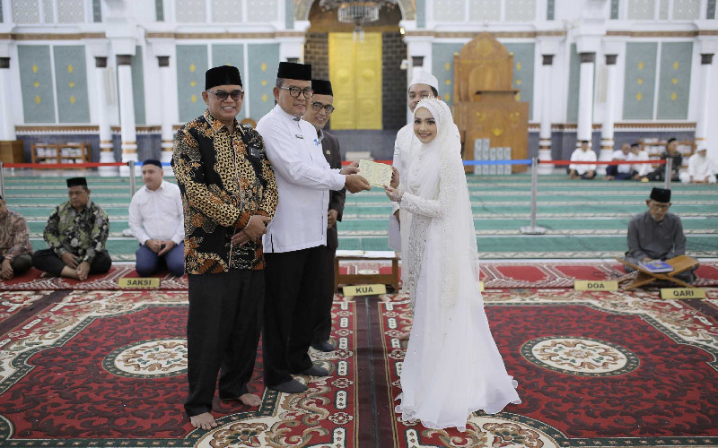 Kakanwil Kemenenag Aceh Serahkan Buku Nikah dan Sertifikat WTC