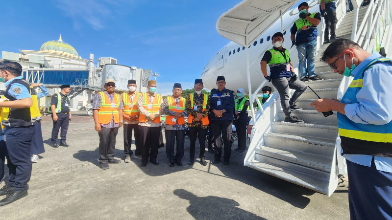 Kakankemenag Bireuen dan Wabup Sambut Kepulangan Jemaah Haji Kloter 09 di Bandara SIM