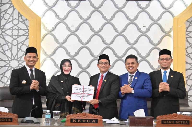 Walikota Serahkan Raqan Perubahan Tentang Pajak dan Retribusi Daerah Kepada DPRK Banda Aceh