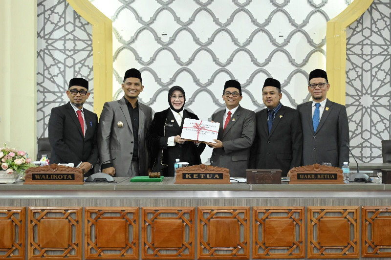 Walikota Illiza Serahkan Dokumen Raqan RPJM Banda Aceh Kepada DPRK